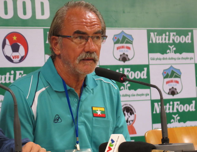 Ông Gerd Zeise khi dẫn dắt U-19 Myanmar tham dự Giải U-19 Đông Nam Á 2014 tại Hà Nội. 