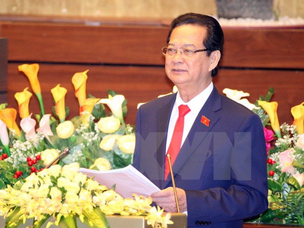 Thủ tướng Nguyễn Tấn Dũng trình bày Báo cáo tình hình kinh tế-xã hội năm 2015 và hương hướng nhiệm vụ năm 2016.