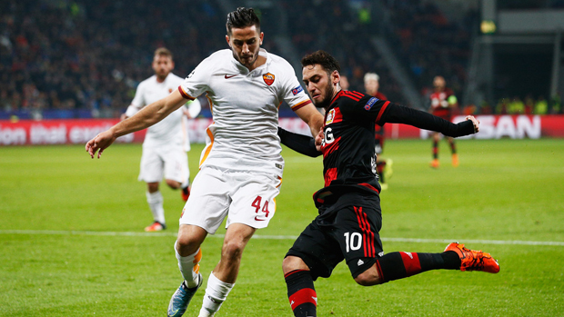 Leverkusen (áo sẫm) và AS Roma (áo trắng) đã có một trận đấu điên rồ với 8 bàn thắng chia đều cho 2 đội.