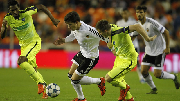 Dù ghi đến 3 bàn nhưng cuối cùng, các cầu thủ Gent (áo vàng) vẫn phải thua đội chủ sân Valencia (áo trắng) 1-2 khi liên tiếp đá phản lưới nhà.