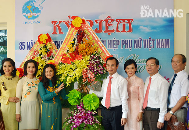 Bí thư Thành ủy Nguyễn Xuân Anh tặng lẵng hoa chúc mừng 85 năm Ngày thành lập Hội LHPN Việt Nam.