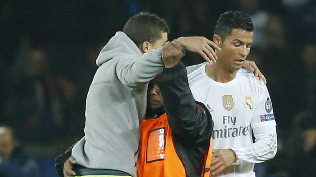 C.Ronaldo đã phải chia sẻ một cái ôm khi một cổ động viên cuồng nhiệt lao vào sân để được ôm anh.