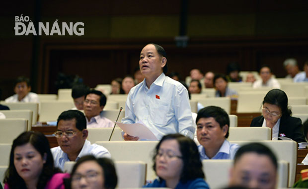 Trưởng đoàn đại biểu Quốc hội đơn vị thành phố Đà Nẵng Huỳnh Nghĩa phát biểu tại kỳ họp thứ 10.  								            Ảnh: HỮU HOA