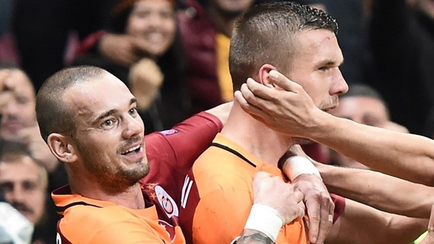 Lukas Podolski (phải) được các đồng đội chúc mừng sau bàn thắng giúp Galatasaray đánh bại Benfica 2-1.
