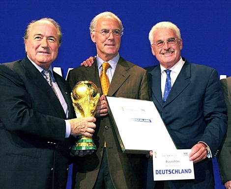 Beckenbauer (giữa) bị cáo buộc dùng tiền mua phiếu bầu đăng cai World Cup 2006 cho nước Đức