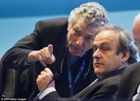 Angel Maria Villar (trái) bên cạnh chủ tịch UEFA - Platini