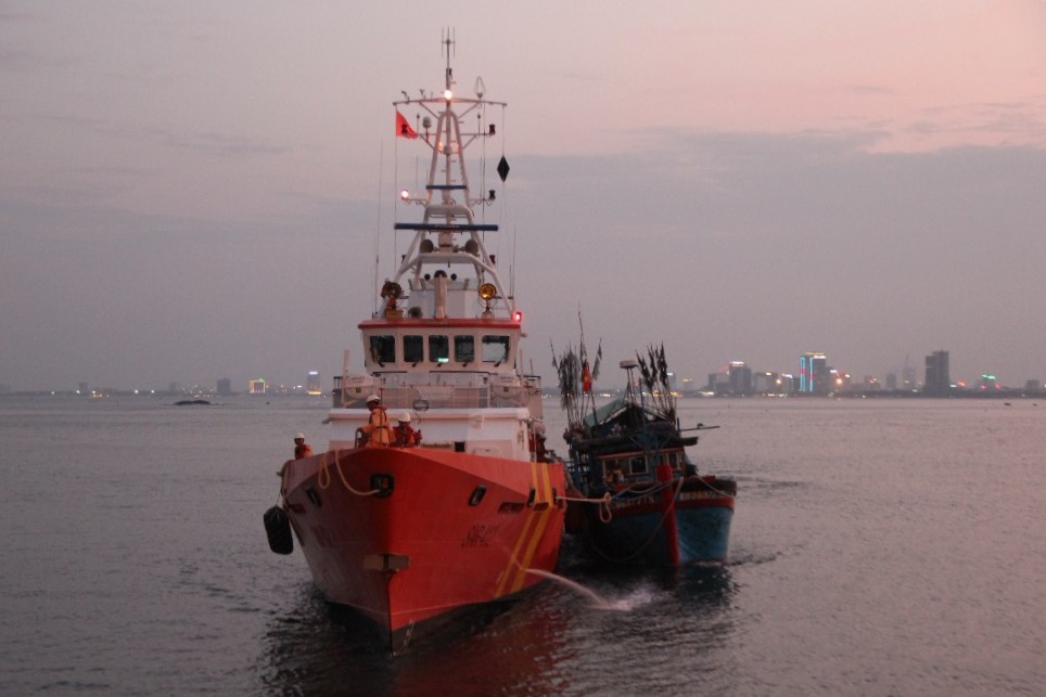 Tàu Khánh Hòa cùng 11 ngư dân bị nạn được lai dắt về bờ cầu cảng Tiên Sa (Đà Nẵng) an toàn lúc 17 giờ 50 phút chiều 23-10.