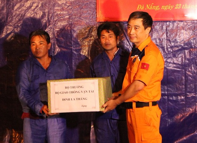 Ông Nguyễn Anh Vũ, Tổng Giám đốc Viet Nam MRCC trao tặng phần quà của Bộ trưởng Bộ GTVT Đinh La Thăng và Cục trưởng Cục Hàng hải Việt Nam Nguyễn Xuân Sang cho các ngư dân của tàu Khánh Hòa.