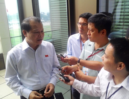 Phó Thủ tướng Vũ Văn Ninh trả lời báo chí bên lề Quốc hội ngày 24-10 Ảnh: NGUYỄN NAM