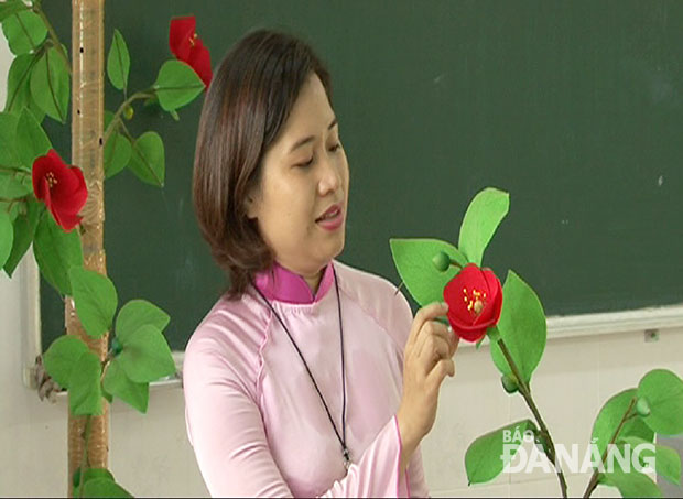 Cô Hồ Thị Kiều Oanh với mô hình đồ dùng dạy học “Cây xanh có hoa”.