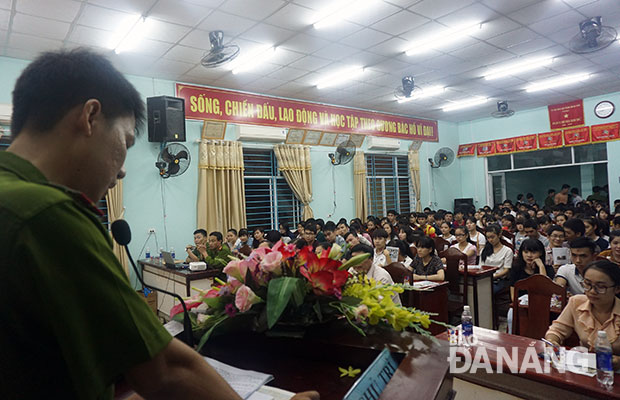 Công an phường Thạc Gián (quận Thanh Khê) phối hợp với Đoàn Thanh niên phường tổ chức gặp mặt với sinh viên Trường ĐH Duy Tân đang lưu trú, tạm trú trên địa bàn. 