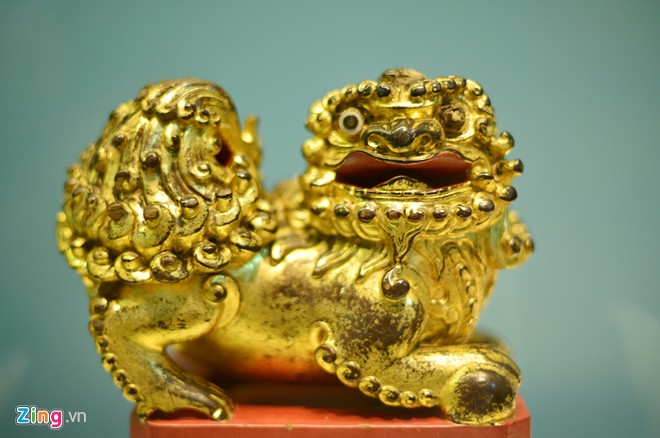 Sư tử (lân chầu) được làm bằng gỗ sơn thếp có từ thời nhà Nguyễn, thế kỷ 19 - 20. 