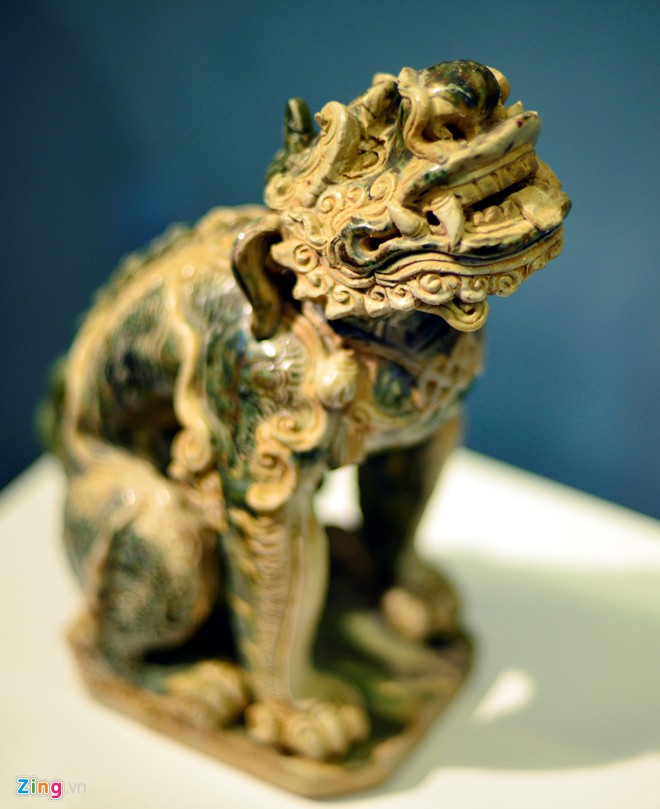 Hình nghê được làm bằng gốm men lục, trắng. Có từ thời Lê Trung Hưng, thế kỷ 17. Nghê (hay ngao) là một động vật thần thoại trong văn hóa Việt Nam, là biến thể từ sư tử và chó dữ, thường được dùng làm linh vật trước cổng đình chùa, đền miếu Việt Nam.