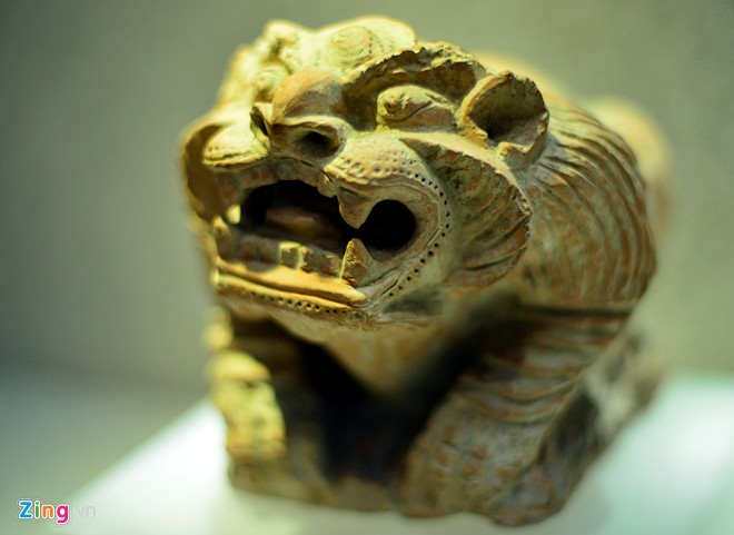 Tượng sư tử chầu, làm bằng đất nung, thời Lý (thế kỷ 11 - 13).