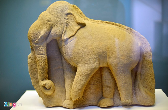 Tượng voi được làm bằng đá cát, có từ thời văn hóa Chăm Pa, thế kỷ 10. Cổ vật được khai quật tại Trà Kiệu, Duy Xuyên (Quảng Nam).