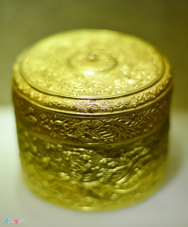 Hình phượng trên trang trí trên hộp chầu, được làm bằng chất liệu vàng có từ thời nhà Nguyễn, niên hiệu Minh Mệnh 5 (1824). Cổ vật nằm trong bộ sưu tập cung đình nhà Nguyễn. Triển lãm kéo dài đến tháng 1/2016. 
