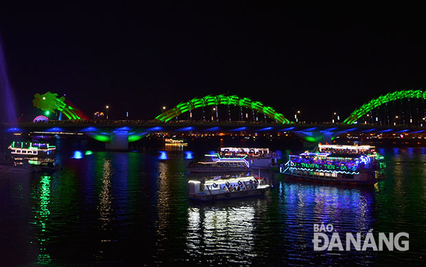 Những hoạt động trên sông Hàn về đêm luôn có sức hút với khách du lịch.  Trong ảnh: Dịch vụ du thuyền trên sông Hàn. Ảnh: MINH TRÍ