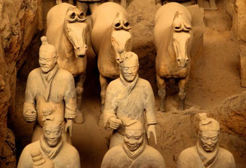 Lính và ngựa bằng đất nung trong cuộc khai quật lăng mộ của Hoàng đế Tần Thủy Hoàng. 