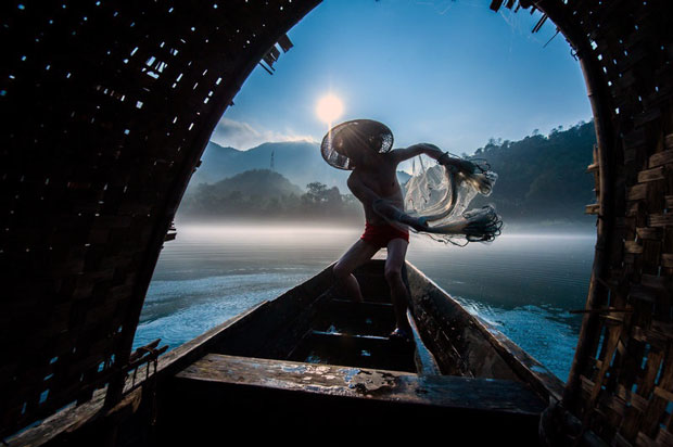 Người đàn ông Trung Quốc quăng lưới đánh cá từ sáng sớm là bức ảnh đoạt giải nhì. 