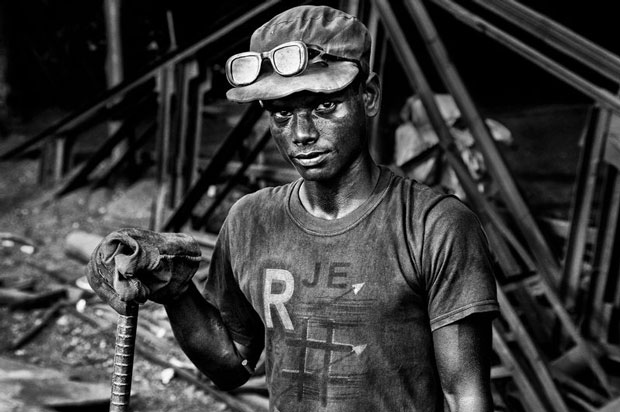 Bức ảnh về chàng thanh niên không quản nhọc nhằn trong nhà máy thép ở Bangladesh không đoạt giải nào nhưng nó vẫn toát lên được nỗ lực vượt khó của người nghèo.