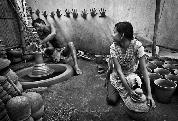 Bức ảnh bé gái Ấn Độ giúp cha làm đồ gốm sứ đoạt giải ba.