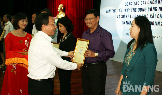  PHó Chủ tịch Thường trực UBND thành phố Võ Duy Khương trao chứng nhận xếp hạng CCHC cho các đơn vị có 
