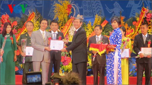 Ông Đinh Thế Huynh trao giấy chứng nhận đạt tiêu chuẩn chức danh cho các tân Giáo sư