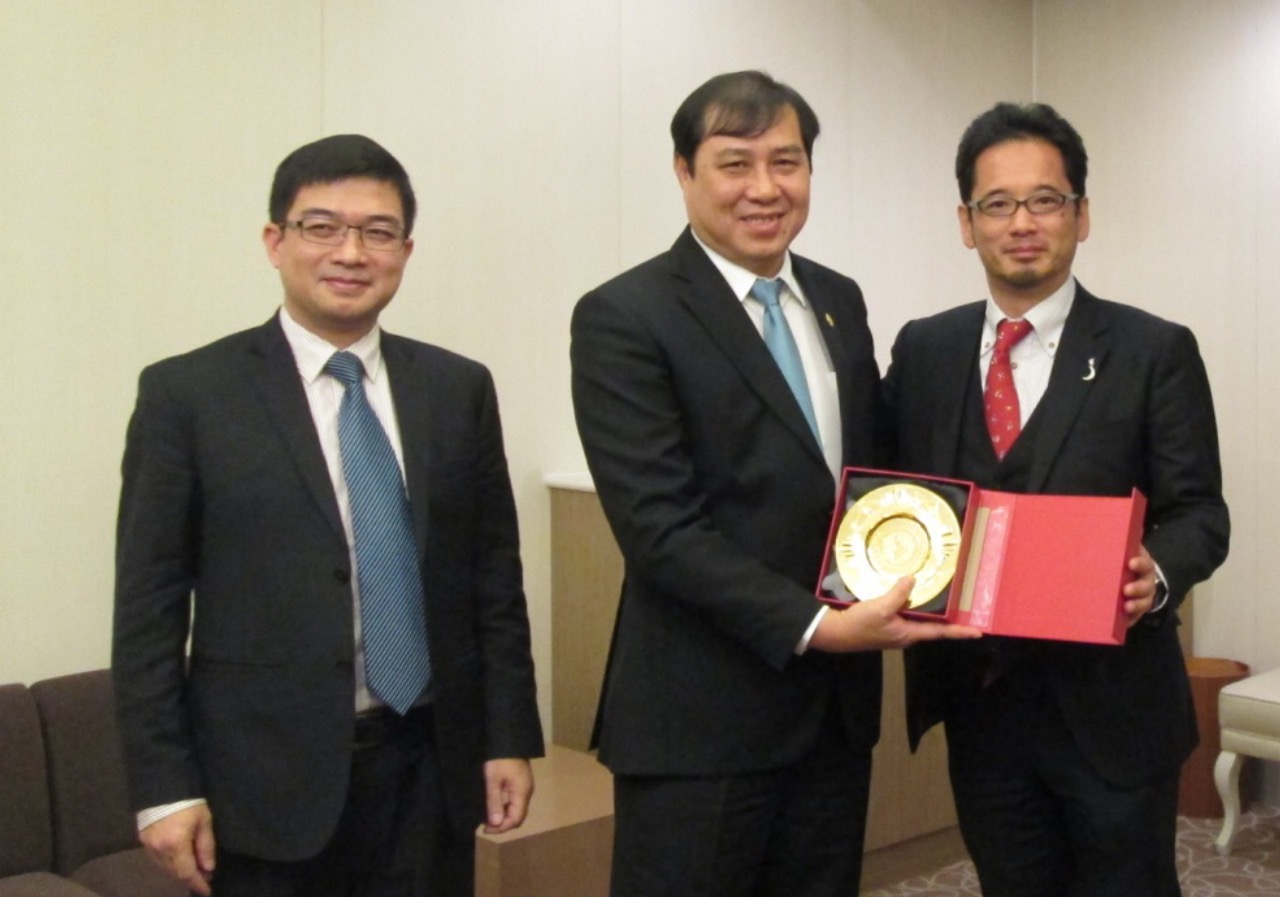 Chủ tịch Huỳnh Đức Thơ tặng quà lưu niệm cho lãnh đạo Công ty Recruit Technologies