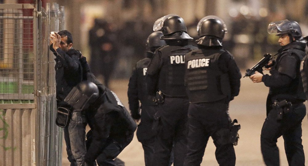 Cảnh sát Pháp đang lục soát một người trong một chiến dịch đặc biệt truy lùng các thủ phạm của vụ tấn công Paris tối 13-11-2015. Ảnh Reuters 