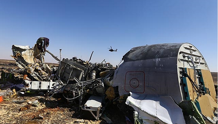Mảnh vỡ máy bay Nga A321 tại hiện trường vụ rơi máy bay ở khu vực Hassana, thành phố Arish, bắc Ai Cập ngày 1-11. (Nguồn: THX/TTXVN)