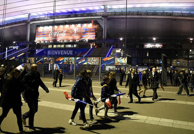 Ngay sau khi rời sân Stade de France vào đêm 13-11, người hâm mộ đã vội vã về nhà trong sự kinh hoàng bởi các vụ tấn công đẫm máu của IS. (ảnh: Getty Images)