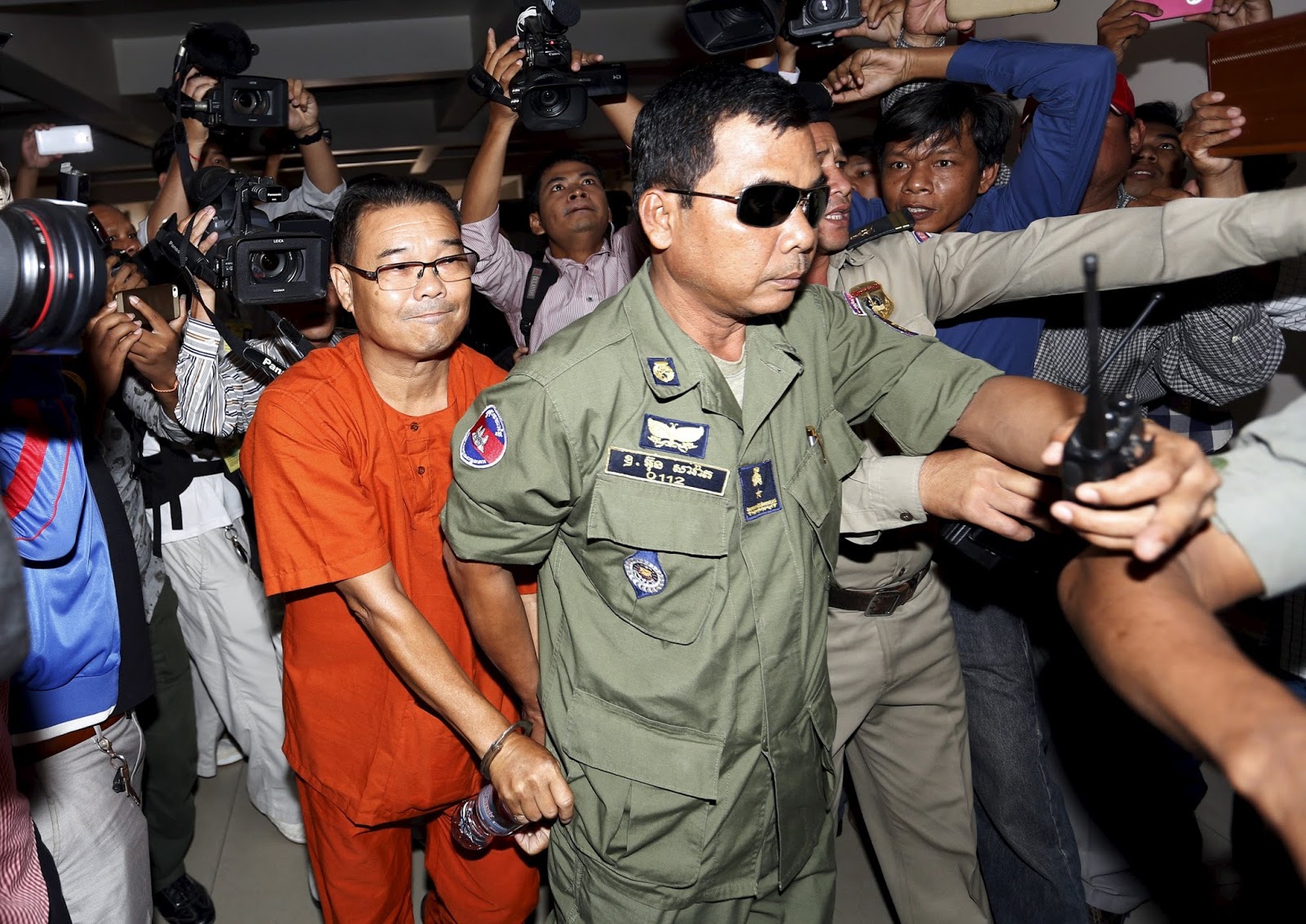 Cảnh sát áp giải ông Hong Sok Hour, thượng nghị sỹ đảng CNRP, tới tòa vì xuyên tạc tình hình biên giới với Việt Nam. Ảnh: Reuters