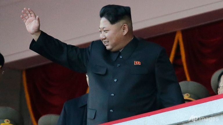 Nhà lãnh đạo Triều Tiên Kim Jong-un vẫy tay chào tại buổi lễ duyệt binh hôm 10-10-2015. Ảnh: AP
