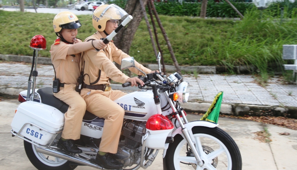 Dũng cùng một chiến sĩ CSGT khác trên chiếc xe mô tô đặc chủng tuần tra và xử lý vi phạm giao thông.