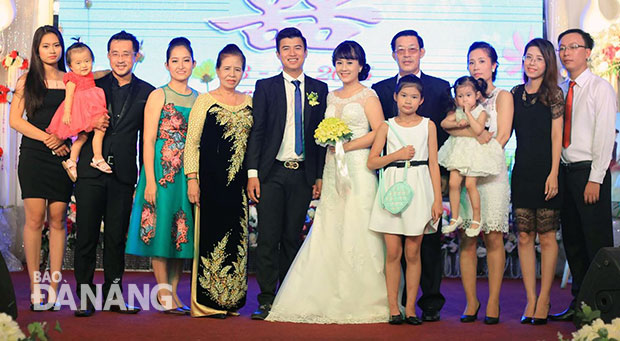 Với người Việt, đám cưới là nơi thể hiện tình yêu thương, gắn kết gia đình.Ảnh: T.T
