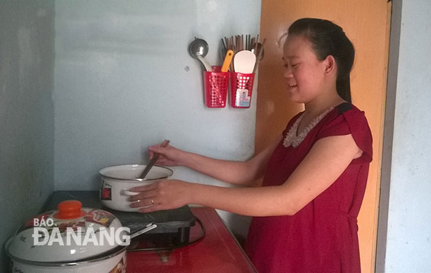 Mái ấm mới của Kim Tuyền từ ngày có chồng chỉ có thêm bộ soong, cái bếp mẹ chồng cho. Ảnh: H.N