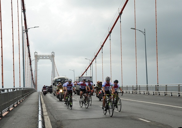 Đoàn đua chạy qua cầu Thuận Phước