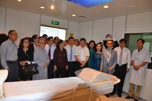 Chủ tịch UBND thành phố Huỳnh Đức Thơ (thứ 2 từ phải sang) bên cạnh hệ thống máy chụp MRI tại Bệnh viện Đà Nẵng