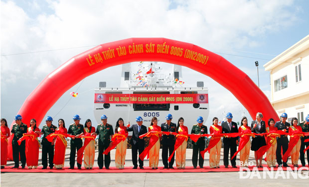: Phó Thủ tướng Nguyễn Xuân Phúc cùng các đại biểu cắt băng hạ thủy tàu CSB 8005.