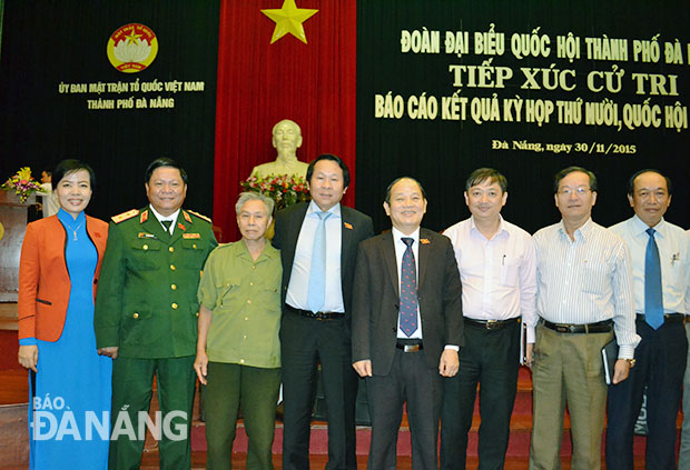 Các đại biểu Quốc hội đơn vị Đà Nẵng, lãnh đạo thành phố và cử tri  tại buổi tiếp xúc.  Ảnh: VIỆT DŨNG
