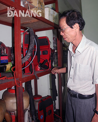 Bác sĩ Nguyễn Văn Quang bên những chiếc máy phun bị hỏng không thể sử dụng. Ảnh: T.Y