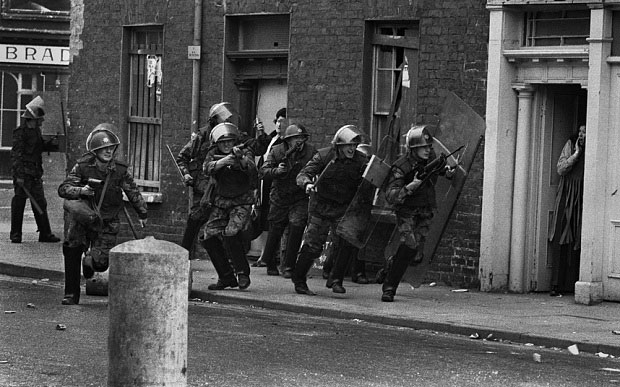 Cảnh chiến trận trong thành phố ở Derry năm 1971. Ảnh: Don McCullin  