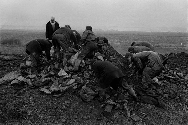 Những người thất nghiệp đang lượm than vào đầu những năm 1970 ở Sunderland. Ảnh: Don McCullin 