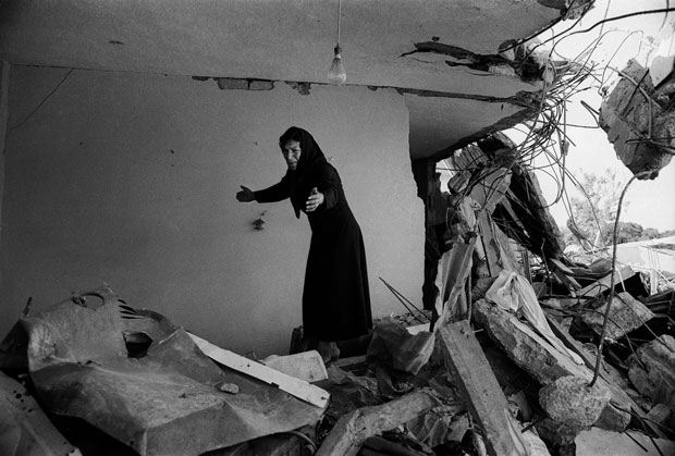 Một phụ nữ Palestine trở lại những tàn tích của nhà bà ở Beirut năm 1982.  Ảnh: Don McCullin 