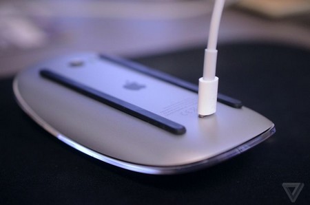 Người dùng sẽ phải chờ cho Magic Mouse 2 sạc pin xong mới có thể sử dụng lại, thay vì có thể vừa sạc vừa sử dụng, do tư thế nằm ngửa để cắm sạc