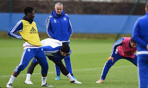 Mourinho vẫn cũng các học trò ra sân tập chiều 17/12. Ảnh: Chelsea FC.
