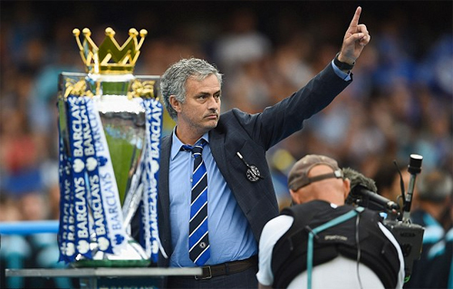 Mourinho với chức vô địch Ngoại hạng Anh thứ ba cùng Chelsea mùa trước. Ảnh: AFP.