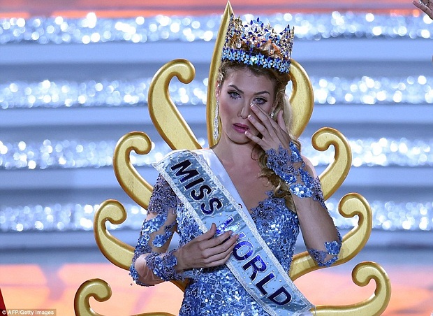Mireia Lalaguna Rozo xúc động khi nhận vương miện Miss World 2015