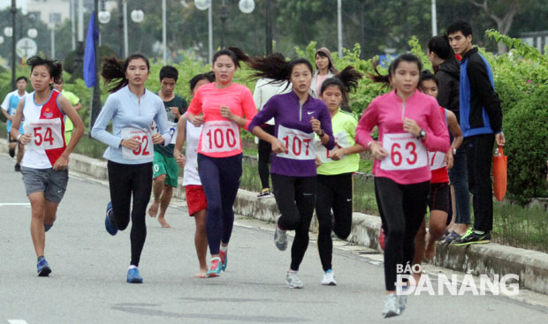 Với sự xuất hiện của các đơn vị khách mời đến từ Quảng Bình, Quảng Ngãi, Sơn La, Lâm Đồng... đường đua nữ thực sự sôi động.