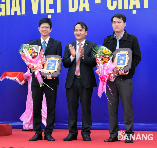 Tổng Biên tập Báo Đà Nẵng Nguyễn Đình Vĩnh tặng hoa cho các nhà tài trợ